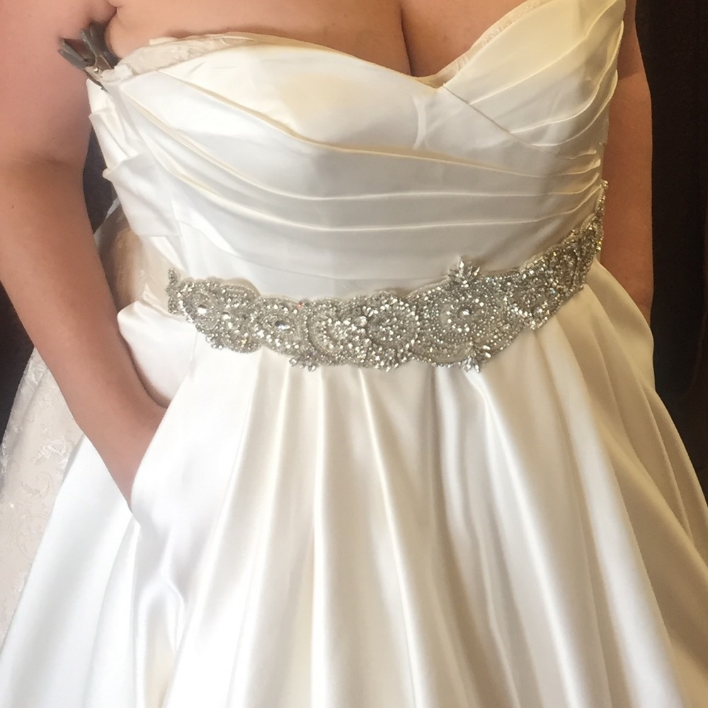 Classic Ivory Ball Gown Wedding Dress with pockets